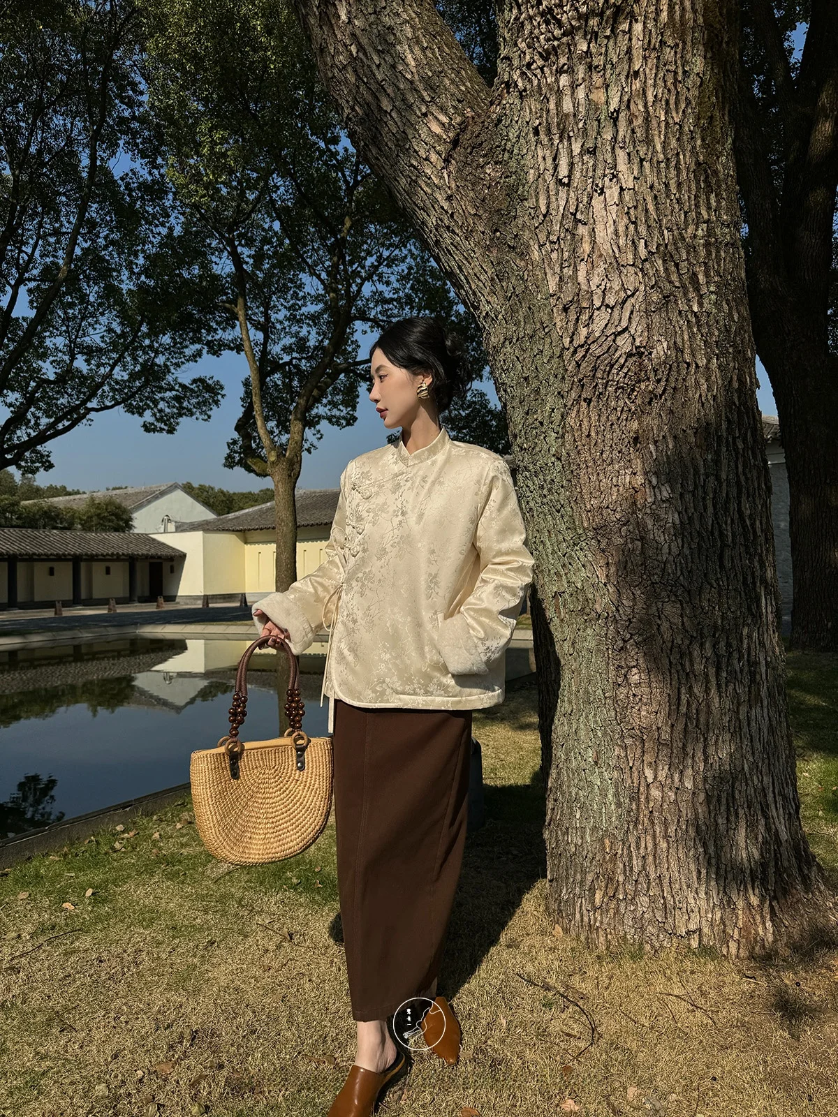 

Новая женская пуховая куртка в китайском стиле с вышивкой лотоса Цинъи, на пуговицах, с воротником-стойкой, с наполнителем из утиного пуха, в традиционном китайском стиле