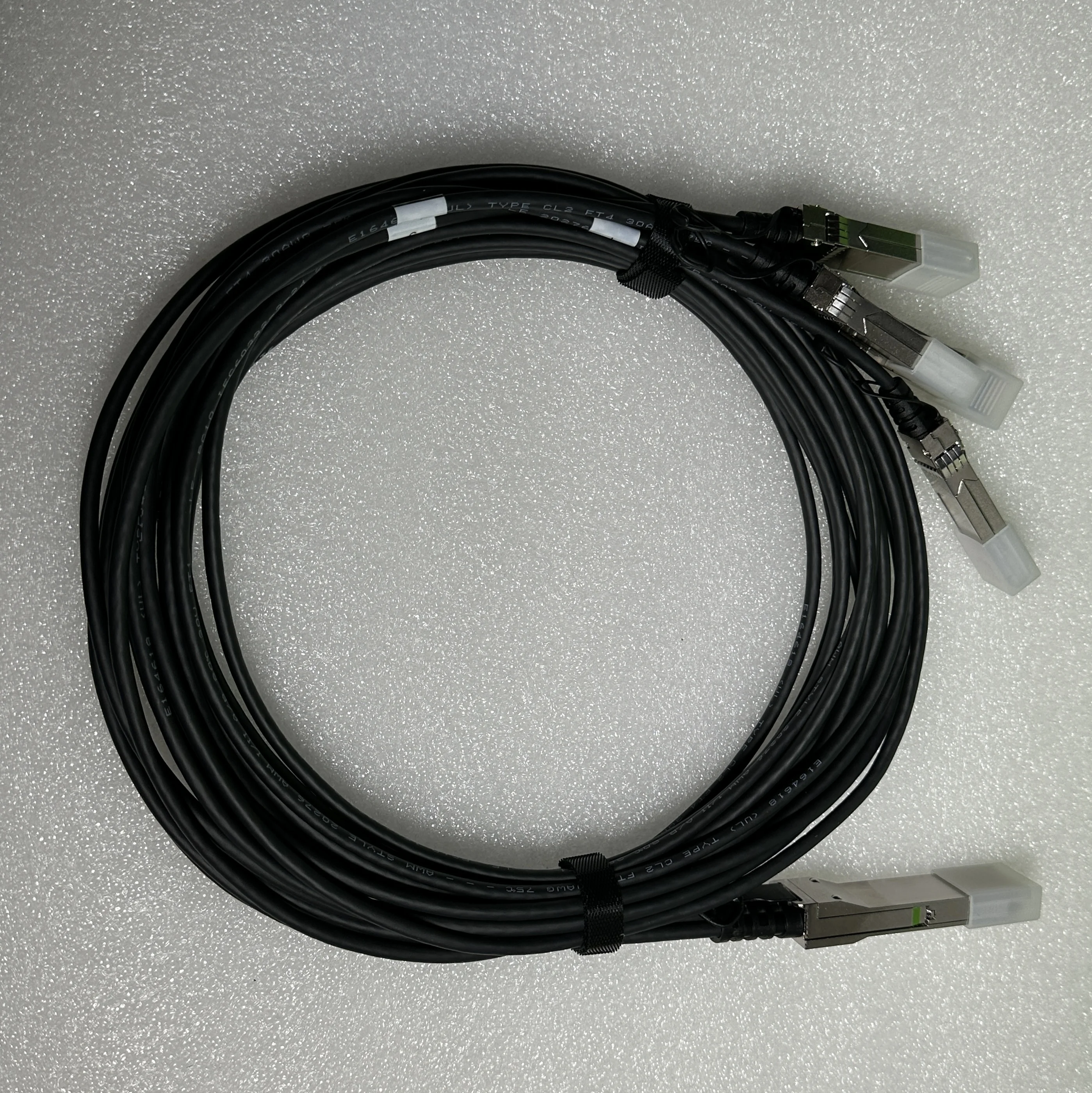 40G DAC Cable 40G TO 4*10G SFP+ Direct Attach Copper DAC Cable 1/3/5/7M, compatible with Cisco Mikrotik Mellanox Ethernet switch