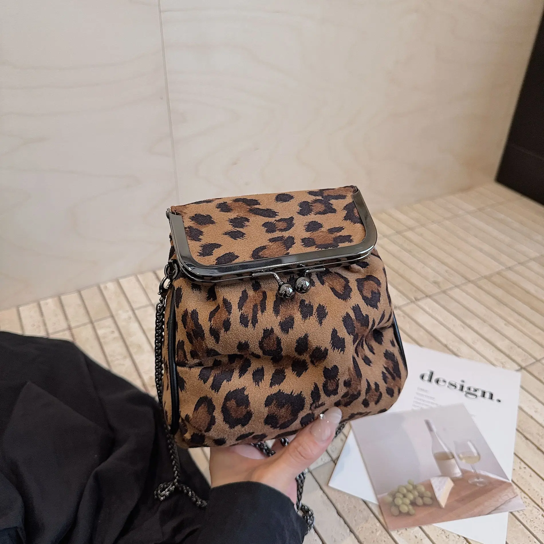 

New 2025 Unique Chain Crossbody Bag for Women Minimalist Shoulder Handheld Purse Fashionable Handbag Gift