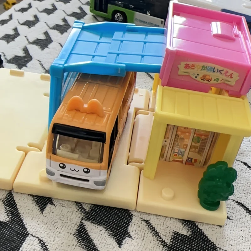 takara-tomy-tomica-town-–-ensemble-de-pistes-de-voitures-miniatures-ensemble-de-jeu-de-simulation-avec-1-modele-de-bus-pour-les-collectionneurs-et-les-passionnes