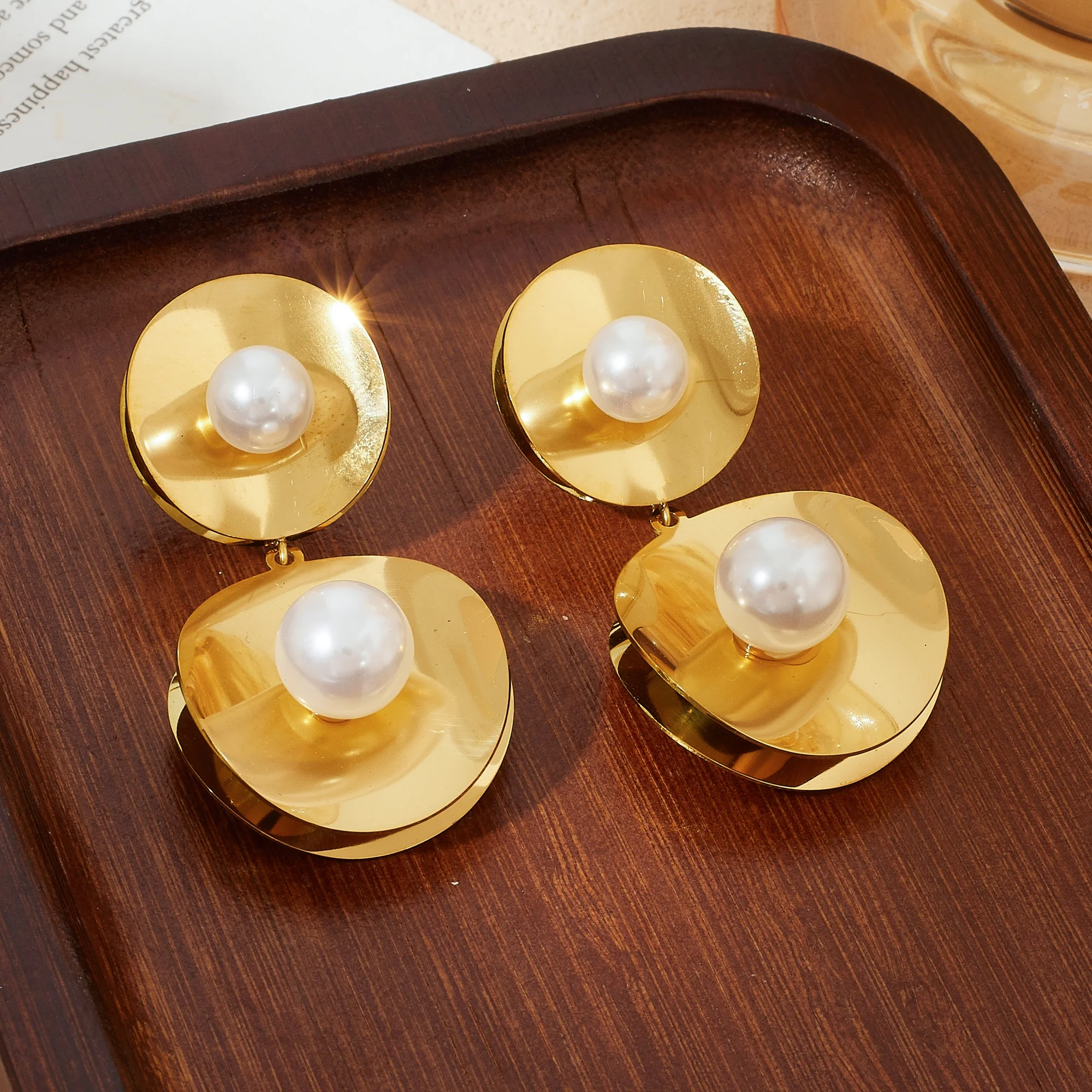 Elegante Ohrringe mit runden, geometrischen Elementen und Perlenimitat, stilvoller, wasserdichter Alltagsschmuck aus Edelstahl, ideal als Geschenk.