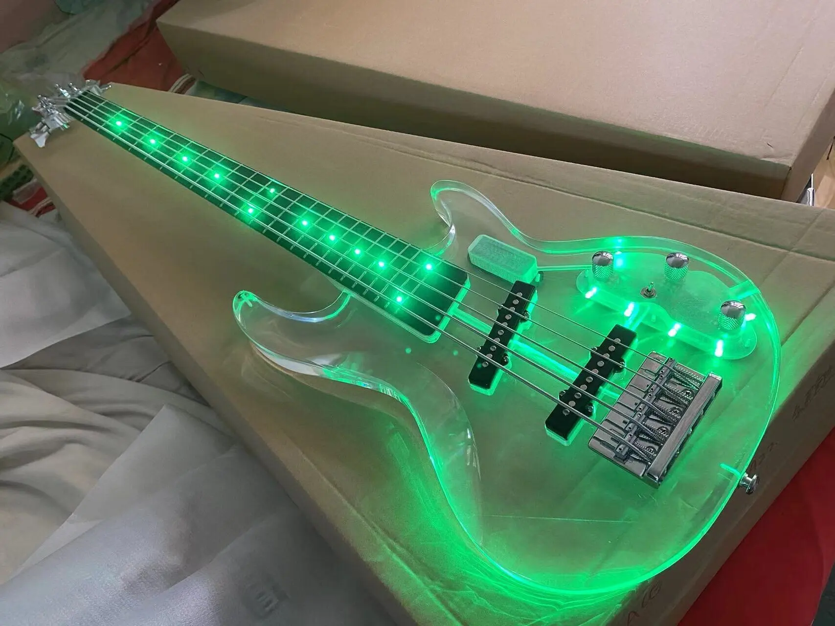 希少　光るエレキベース　アクリル製　LED搭載　ボディのみ　5弦　ステージ映え 5 弦ブルー LED ライトエレクトリックベースギター、透明アクリル