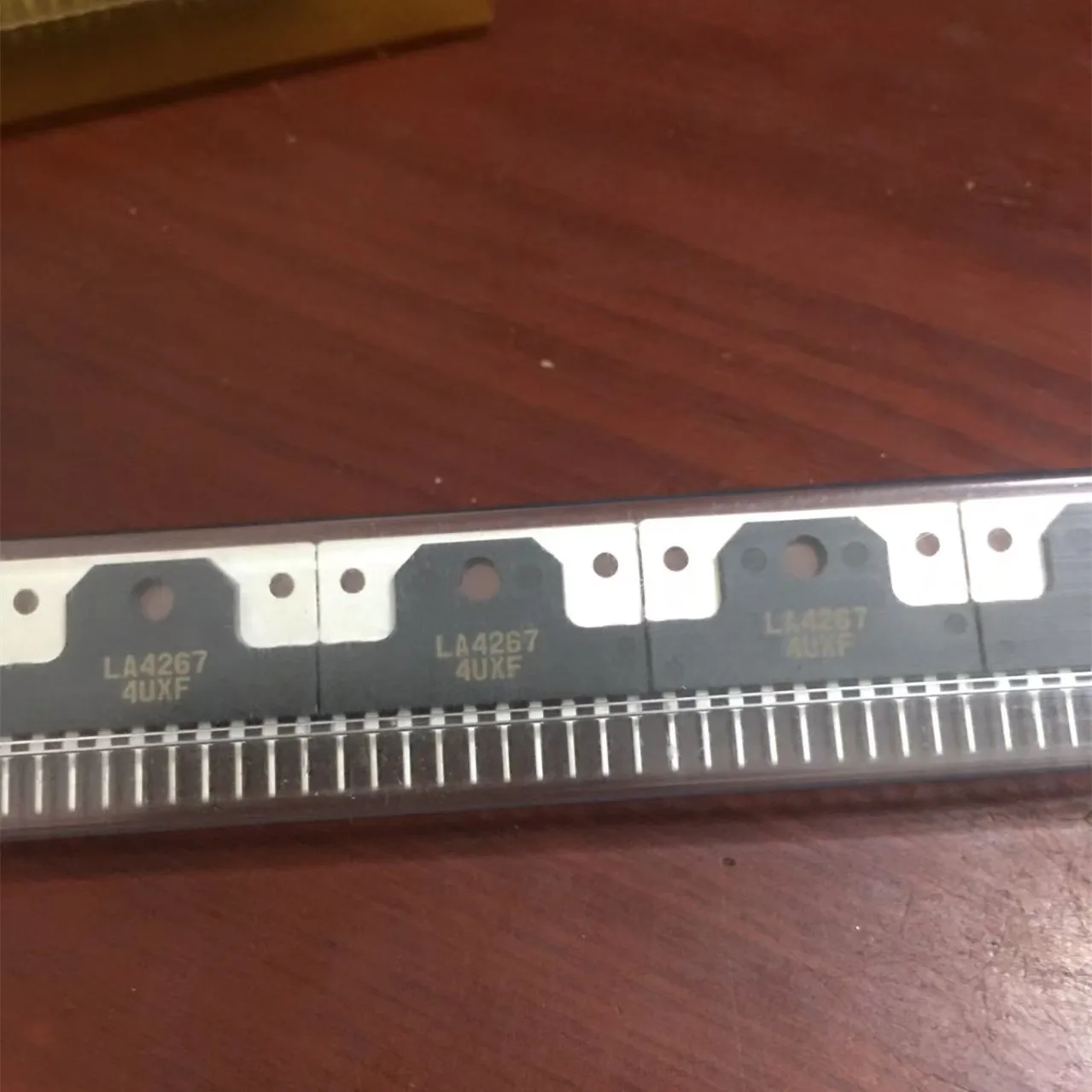 Chip de circuito integrado original LA4267