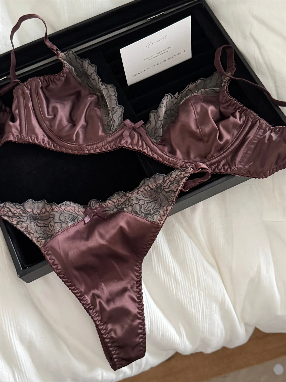 

Дворцовое атласное нижнее белье, большой женский сексуальный кружевной комплект нижнего белья с вышивкой, женский маленький свежий комплект с большим бюстгальтером на косточках