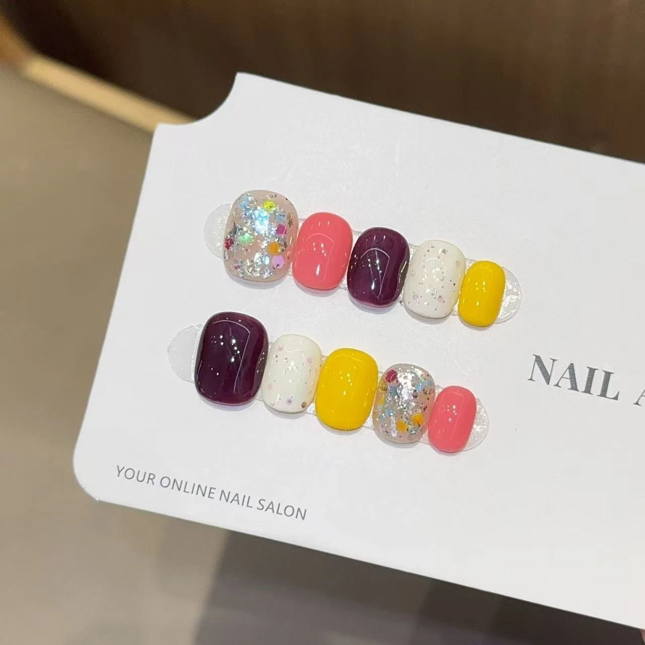 10 Stück High-End Einfaches und süßes Dopamin für Herbst und Winter, bunte Bonbons, kurze Pailletten, handgefertigte künstliche Nägel