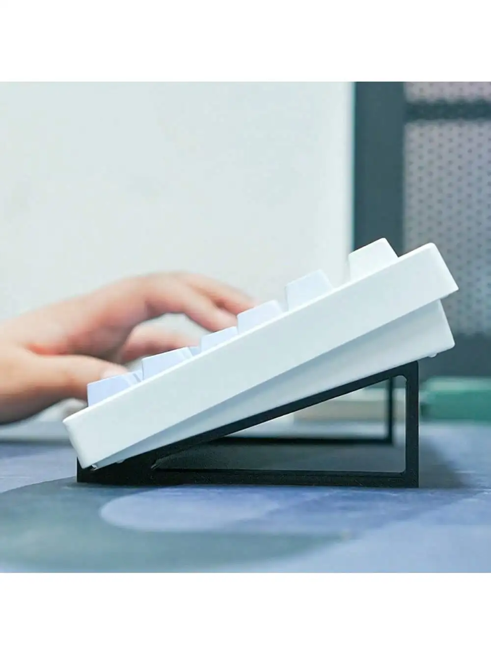 1 pair of keyboard lifting brackets, simple monitor brackets, and learning supplies designed with anti slip pads