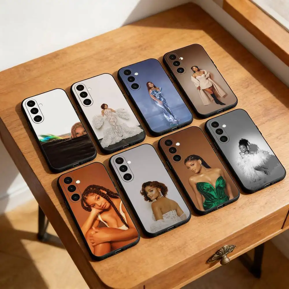 Halle B-Bailey Phon…