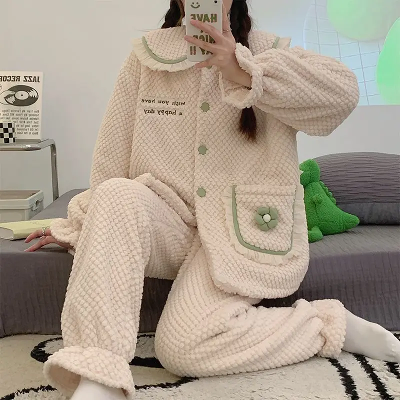 Pijamas de lana coral para mujer, nuevo modelo de invierno, traje de estilo informal dulce, ropa de dormir con forro polar, conjunto de pijama de franela gruesa para el hogar