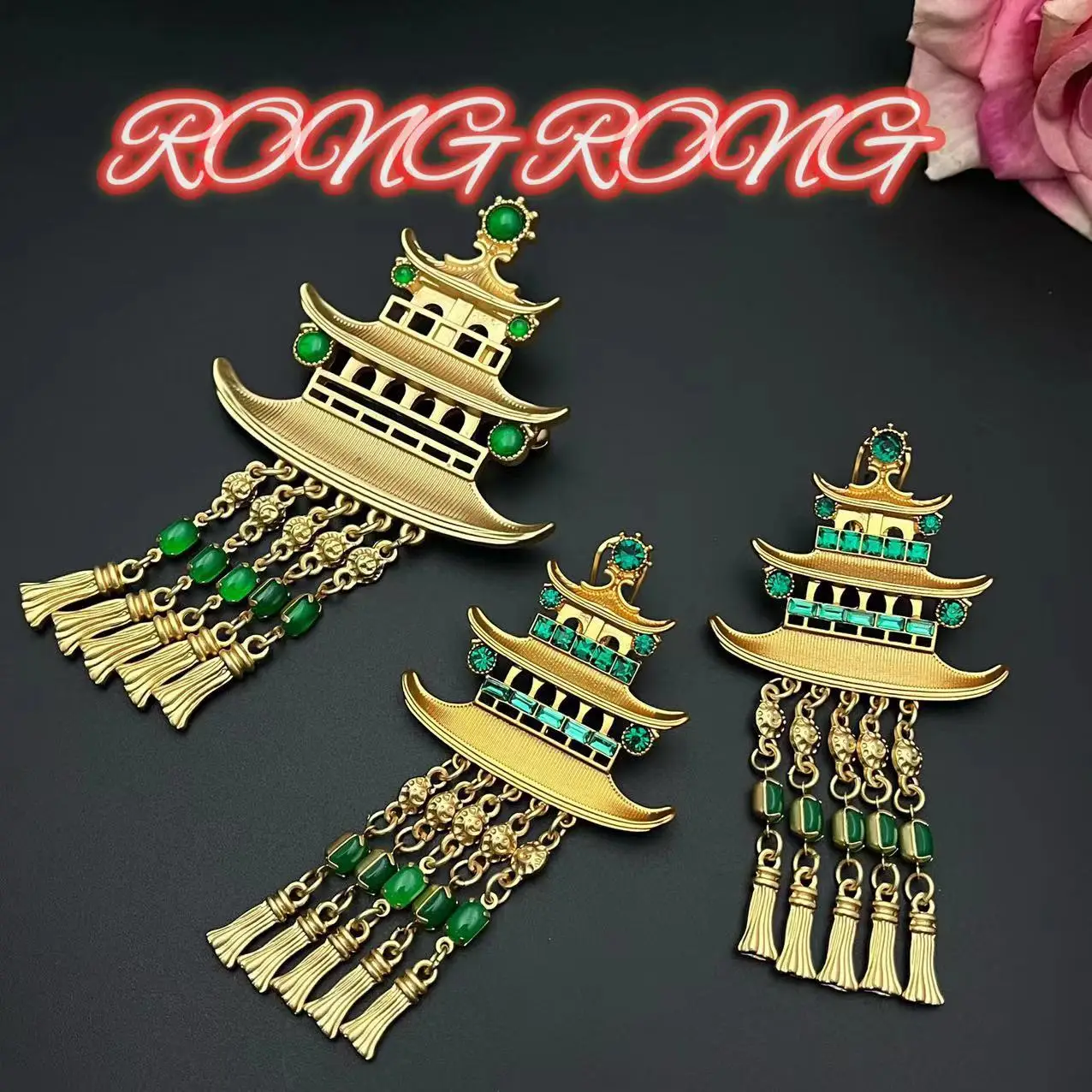 

Medieval Emerald Fringed Brooch Hollow Gold-plated Pavilion Women's Cheongsam Accessories