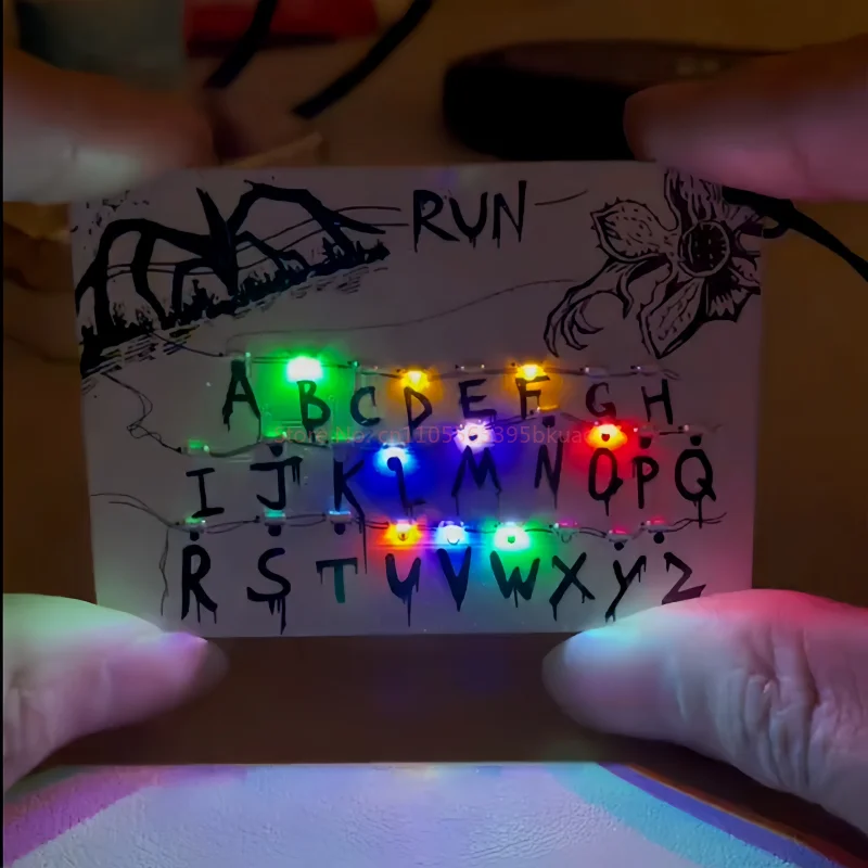 Pendentif lumineux pour carte de marchandise Anime, 26 lettres, sac lumineux, breloque de voiture pour cadeaux de Festival, jouet et loisirs, accessoire de figurine d'action