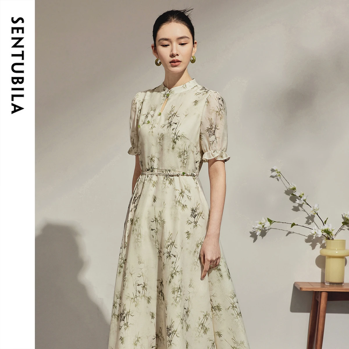 SENTUBILA Abito longuette con maniche a farfalla stampate per donna 2025 Abiti eleganti a trapezio con colletto alla coreana in stile cinese estivo 142L54263