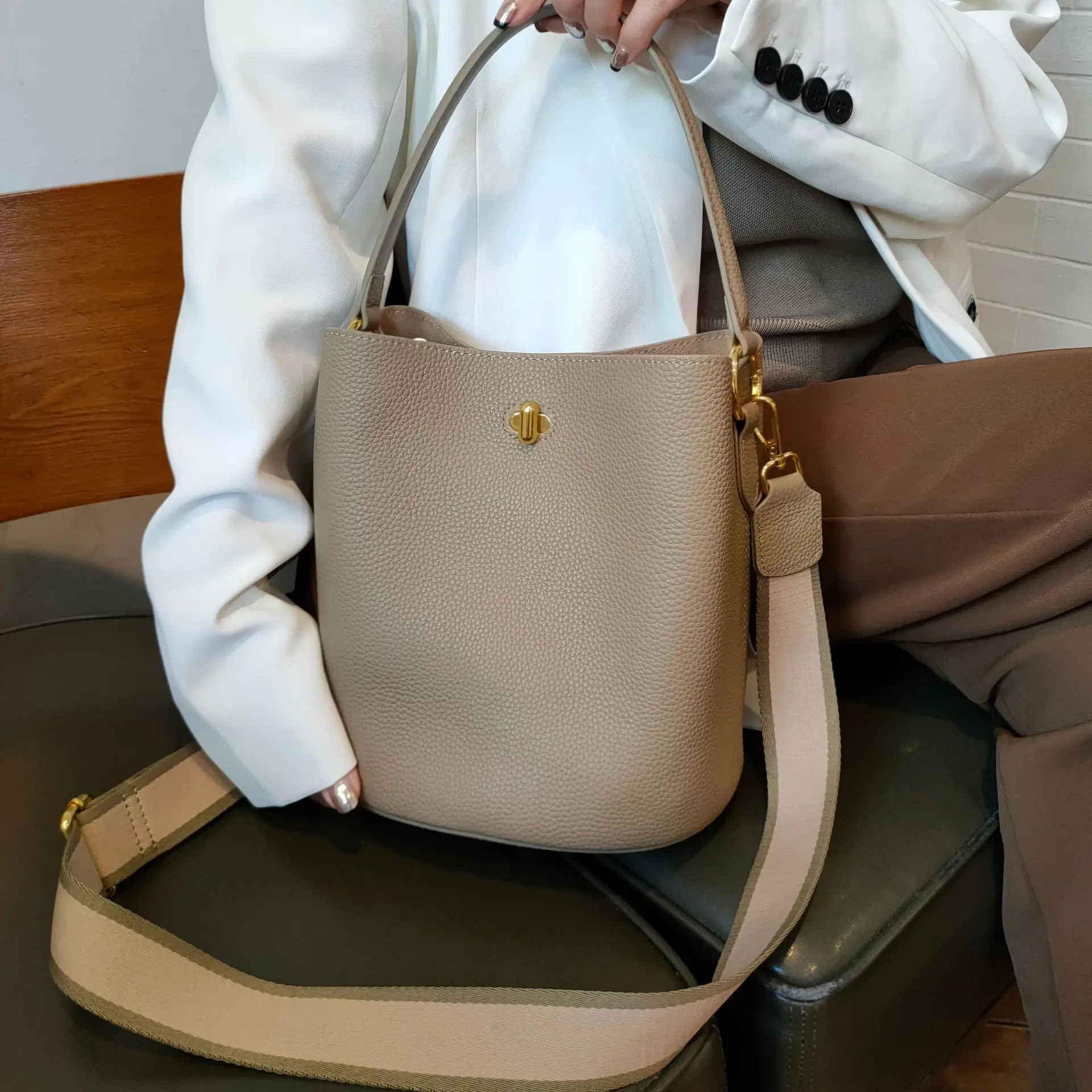 

2024 Luxury Brand Soft Cowhide Bucket Bag Wide Strap Large Capacity Color Contrast Single Shoulder Diagonal Purses And Handbags