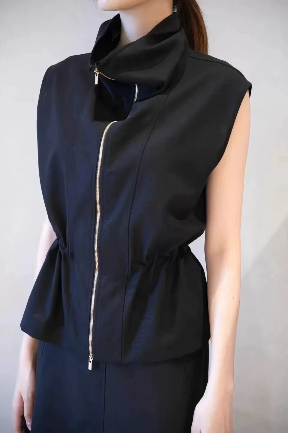 Stylish Cool Money Style Women's Sleeveless Zipper Stand Collar Jacket Summer 2026 Drawstring Trendy Commute Style Outerwear