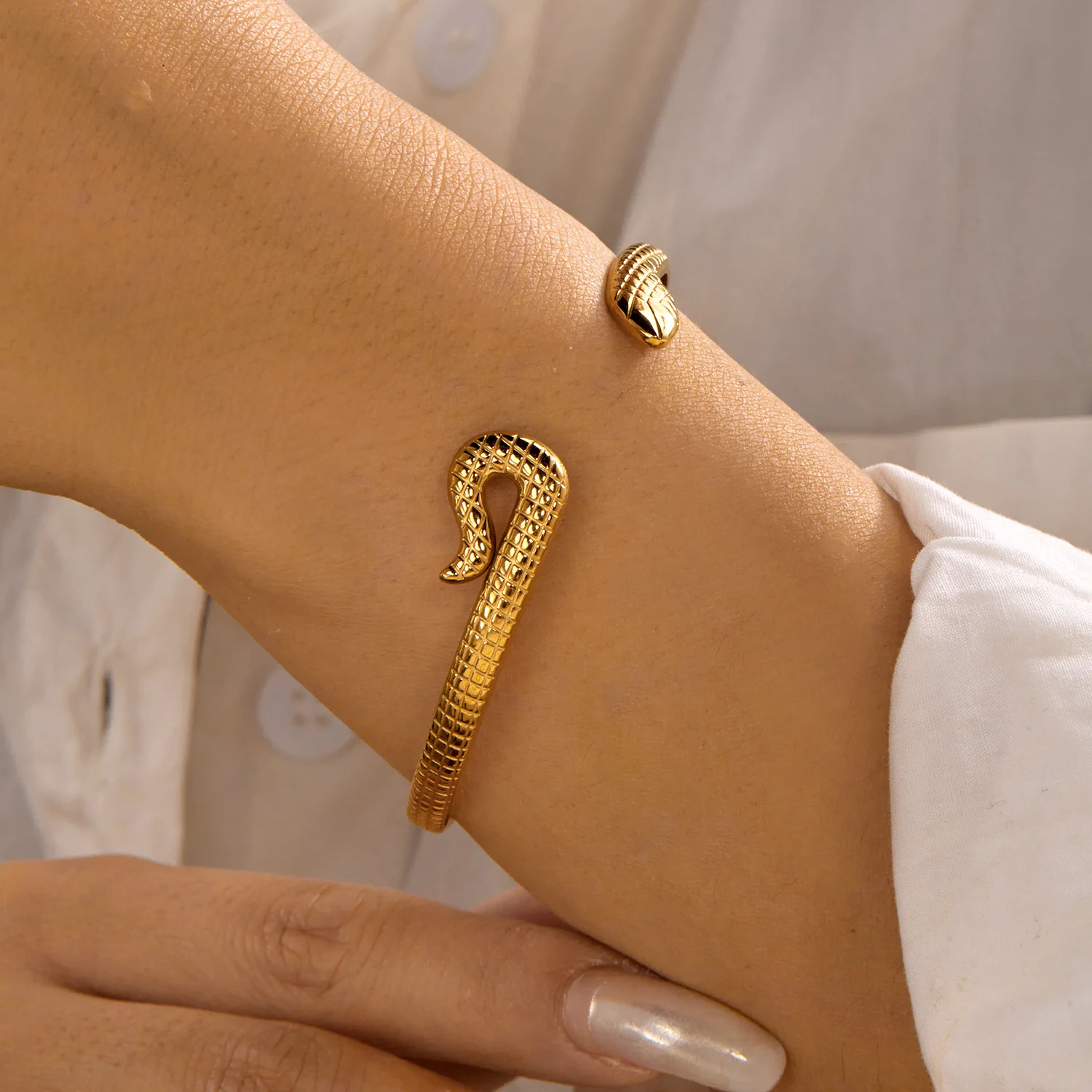 Dünner, gehämmerter, minimalistischer offener Armreif aus Edelstahl mit zarter matter Oberfläche, verstellbares Armband für Damen – Detail 5