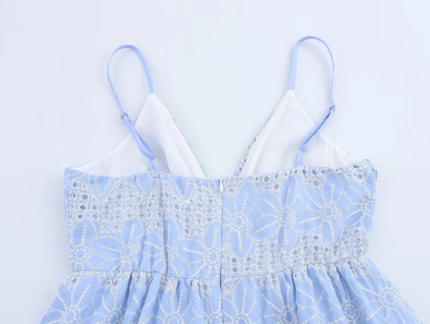 2025 Abito estivo senza maniche con bretelle da donna Abito blu con ricamo cavo grande altalena Abiti da spiaggia Casual Boho Holiday Abito lungo