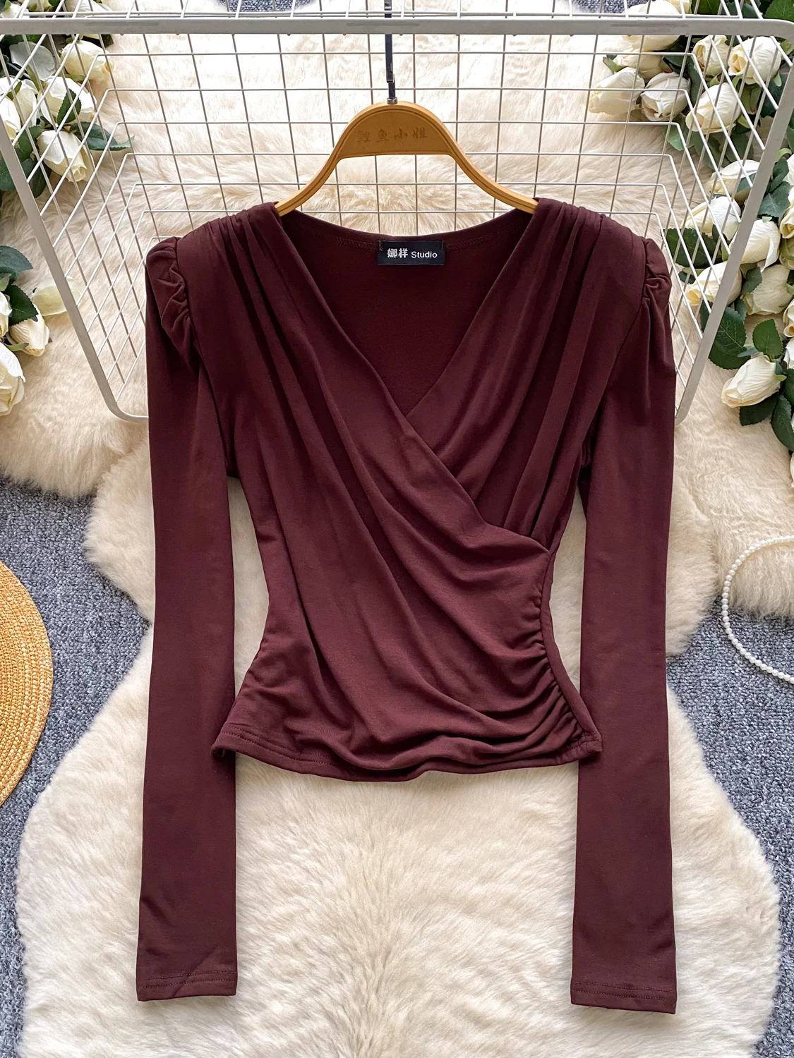 

Новинка 2026, осенне-весенняя женская рубашка с v-образным вырезом и длинным рукавом, лоскутный дизайн с перекрестной талией, плиссированная однотонная короткая рубашка, топы