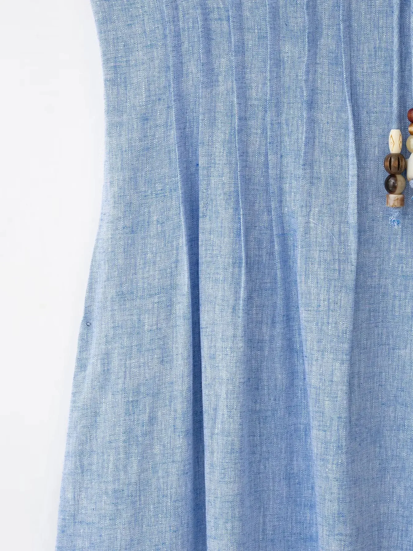 Damenmode Ärmelloses Midikleid mit tiefem V-Ausschnitt, Kordelzug, Perlen und plissierter Taille, Sommerliches, lässiges A-Linien-Maxikleid für Damen. – Detail 7