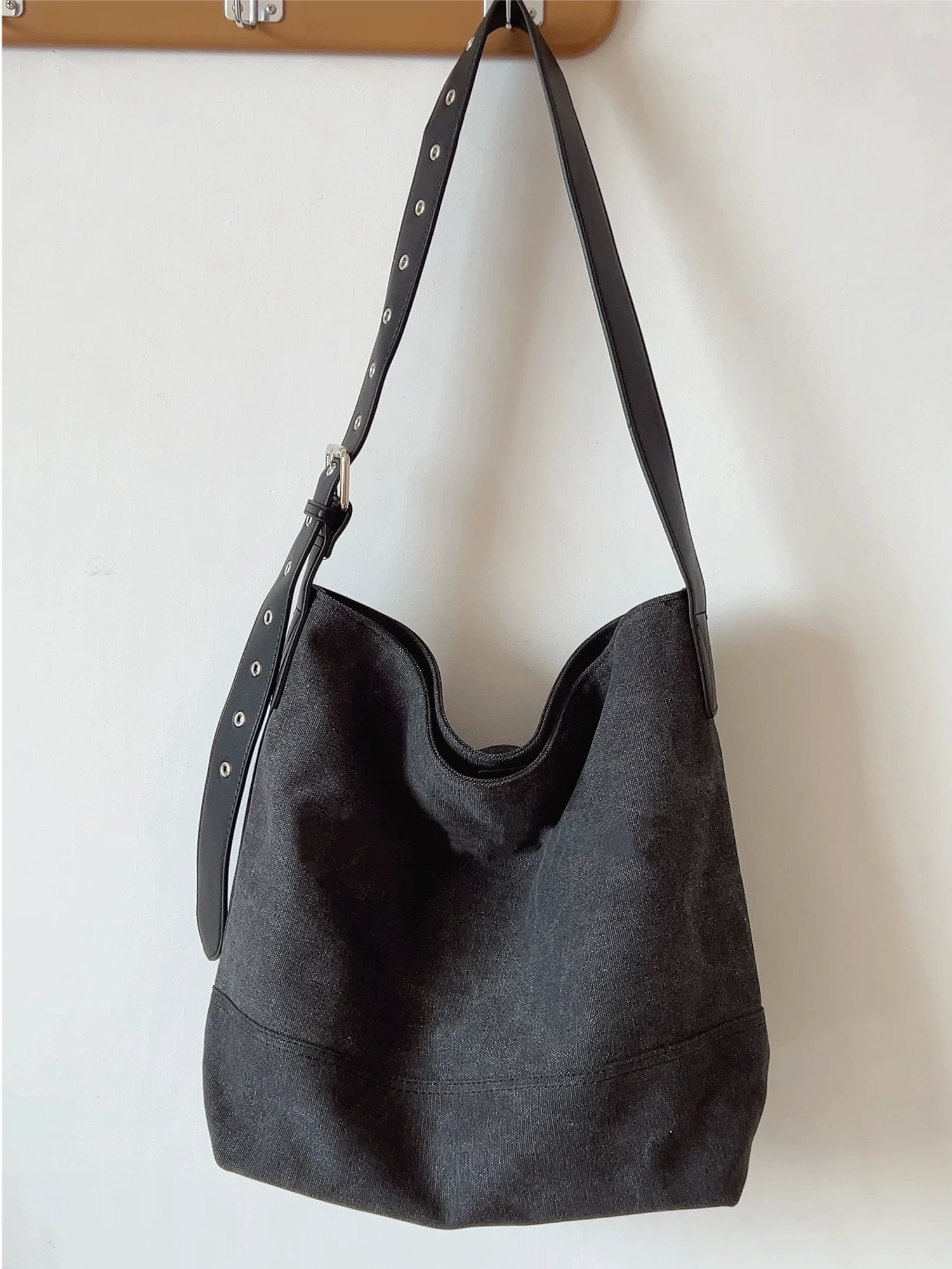 

Hong Kong Sle Canvas Buet Bag Large Capaci Commuter Bag Single oulder Strap Diagonal Bag Worn Look Casual Tote Bag