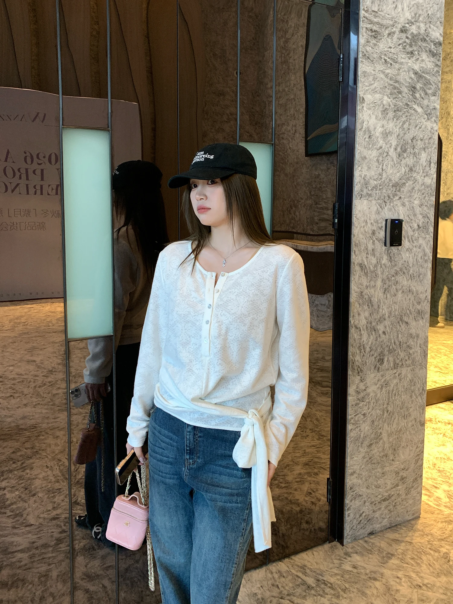 

Slimming Lace Belted Waist T-Shirt for plus Size Women Spring Fashionable Elegant Embroidered Top V-Neck Short Sleeve Loose Fit