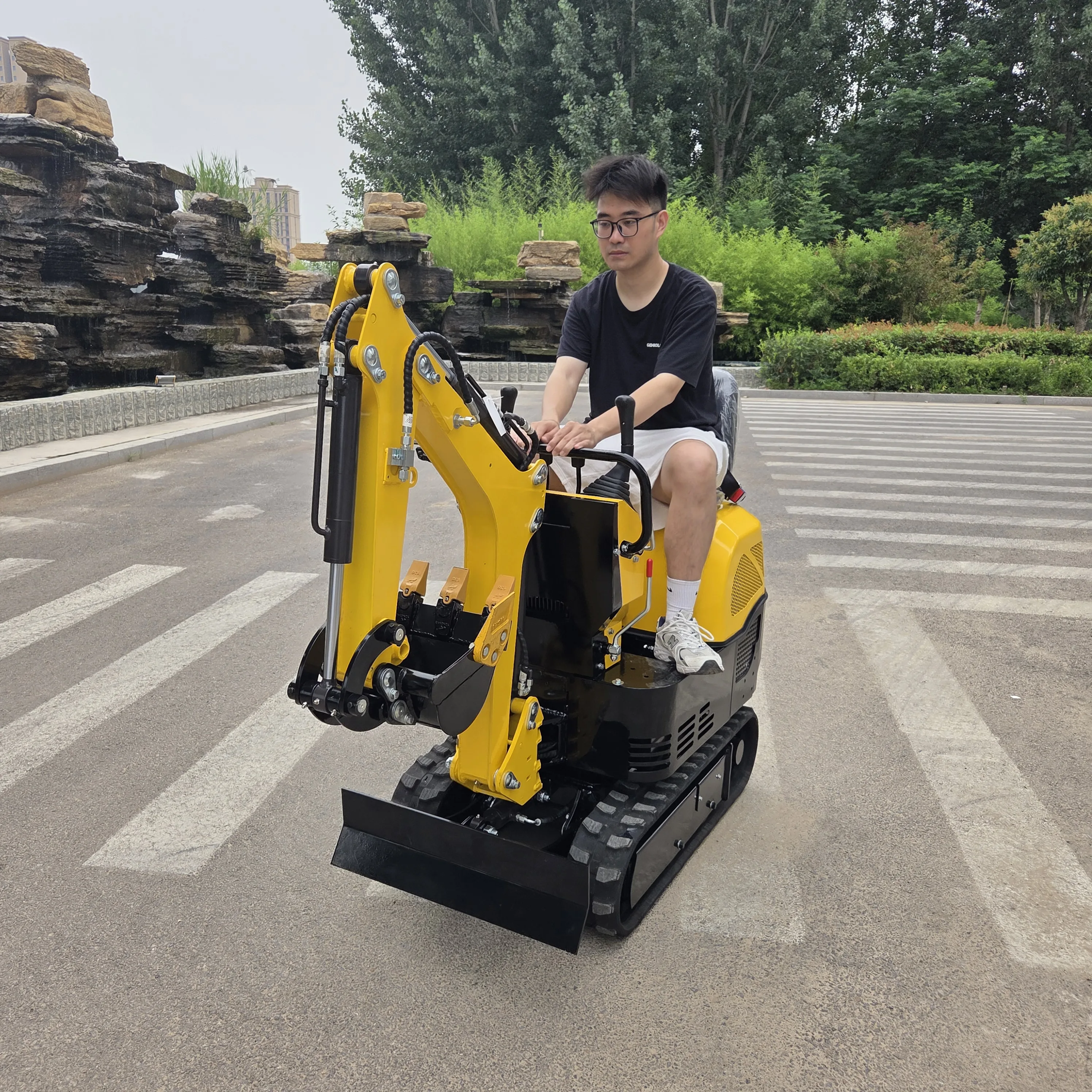 

ZNW - Компактный бытовой мини-экскаватор 08 PRO, 70 ° Боковой угол поворота, идеально подходит для узкого домашнего пространства, раскопок и копания