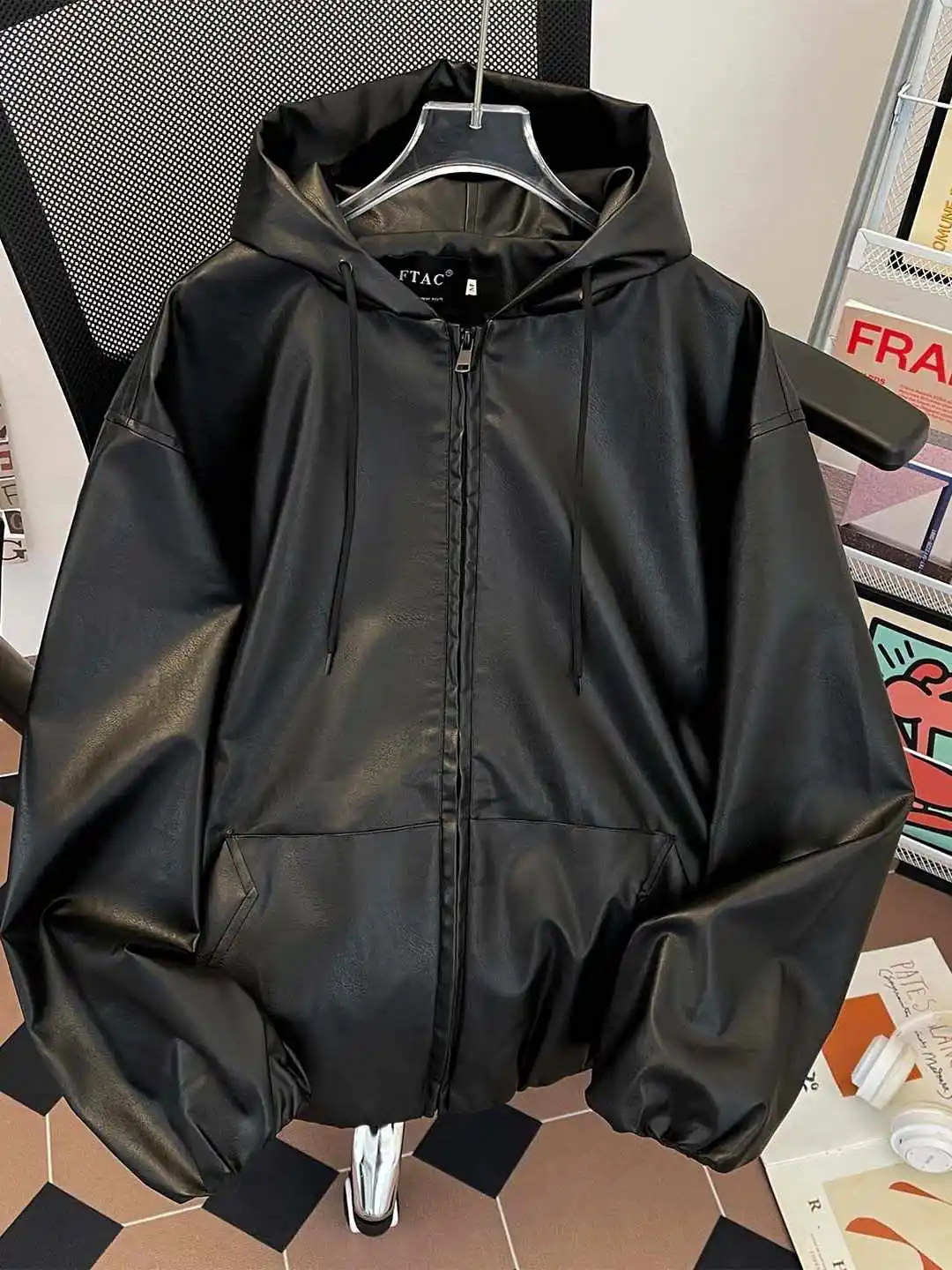 سترة نسائية بغطاء للرأس على الطراز القوطي الأسود سترة جلدية معطف عتيق للمراهقين Y2k ملابس خارجية كبيرة الحجم موستانج ملابس 2000s لخريف 2025