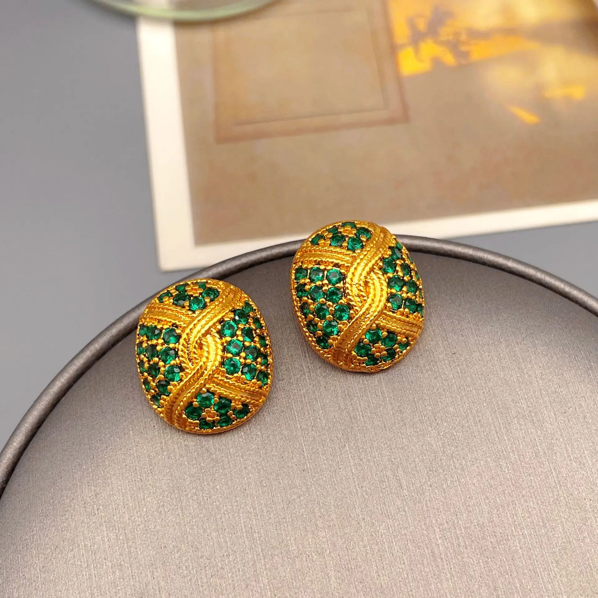 

European and American retro new green gold light luxury oval stud earrings