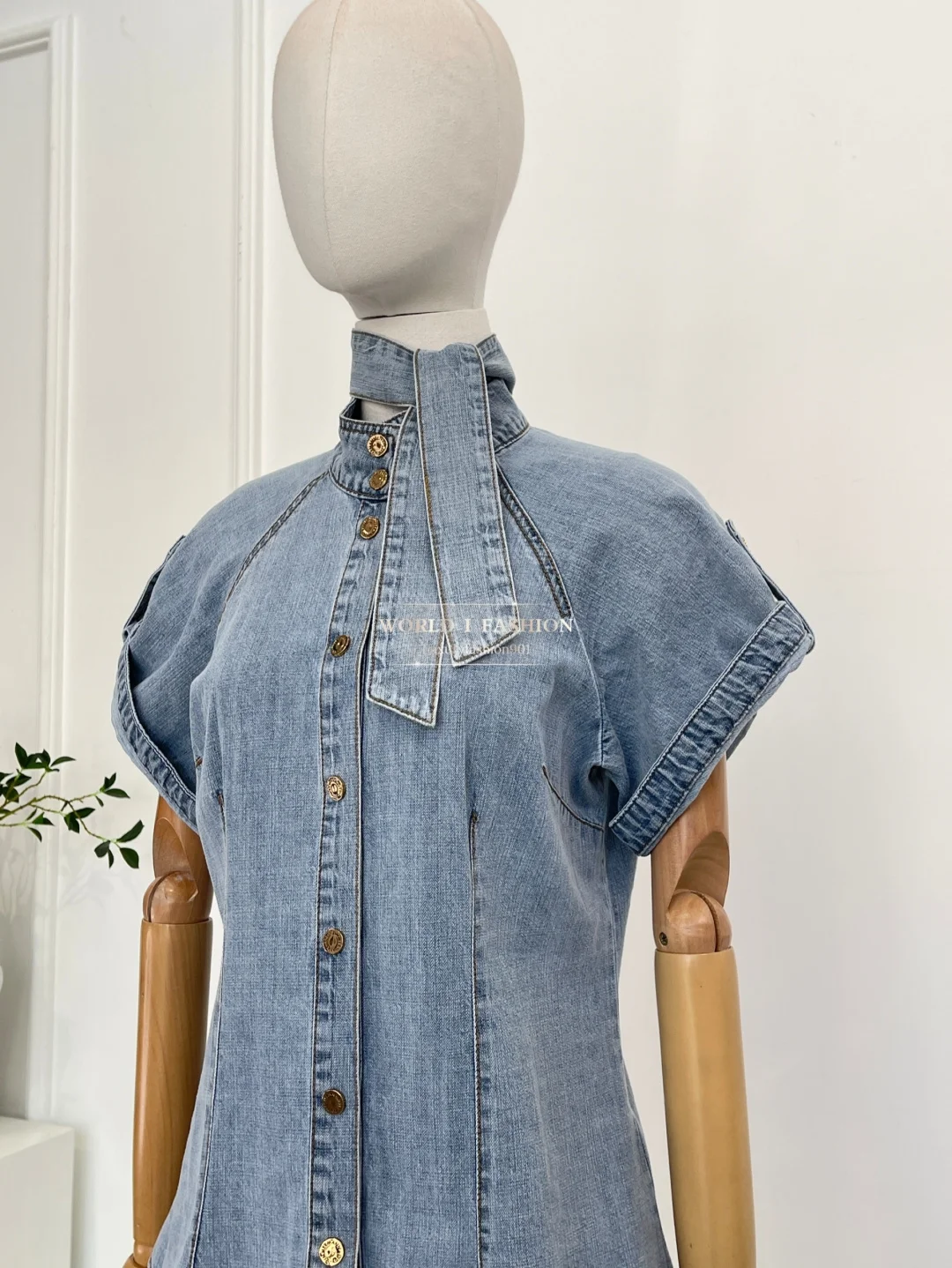 بلوزة بشريط بأكمام قصيرة من قماش الدنيم الأزرق الأنيق الجديد لعام 2025 ومجموعة سراويل من الدنيم الأزرق #5