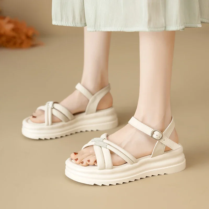 

2025 Summer New Fashion Roman Slippers Female Korean Version Wearing Fairy Wind Pine Cake Platform Sandals