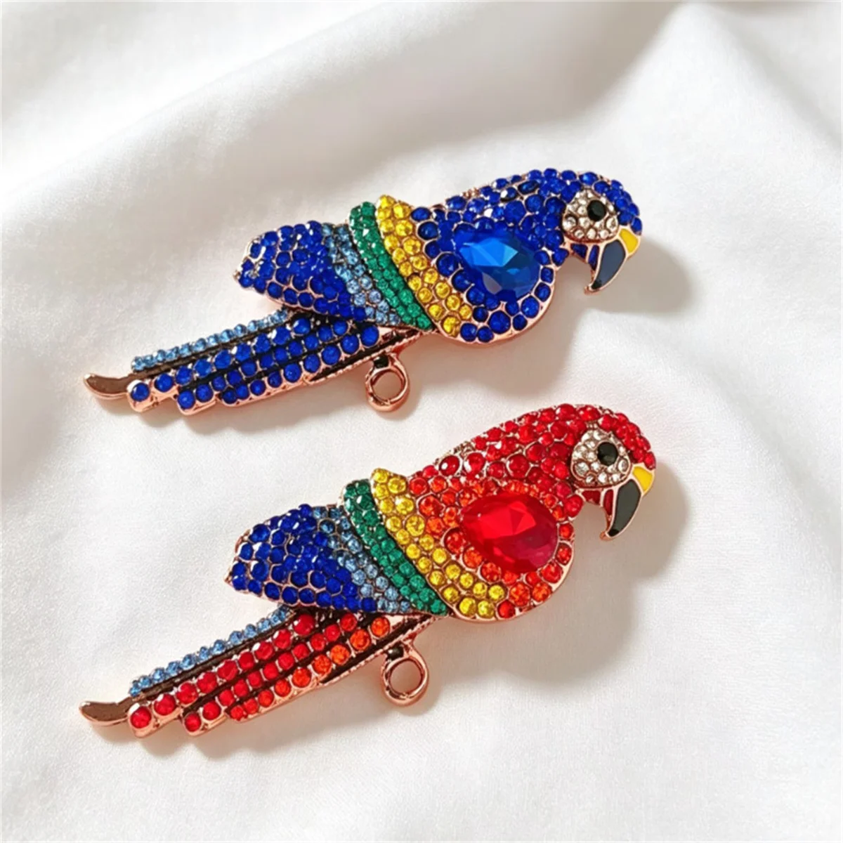 1Pc Fashion Creative Parrot Brooch Pin Charm Retro Color Jewelry Accessories Party Birthday Gift Souvenir for Men and Women 2026