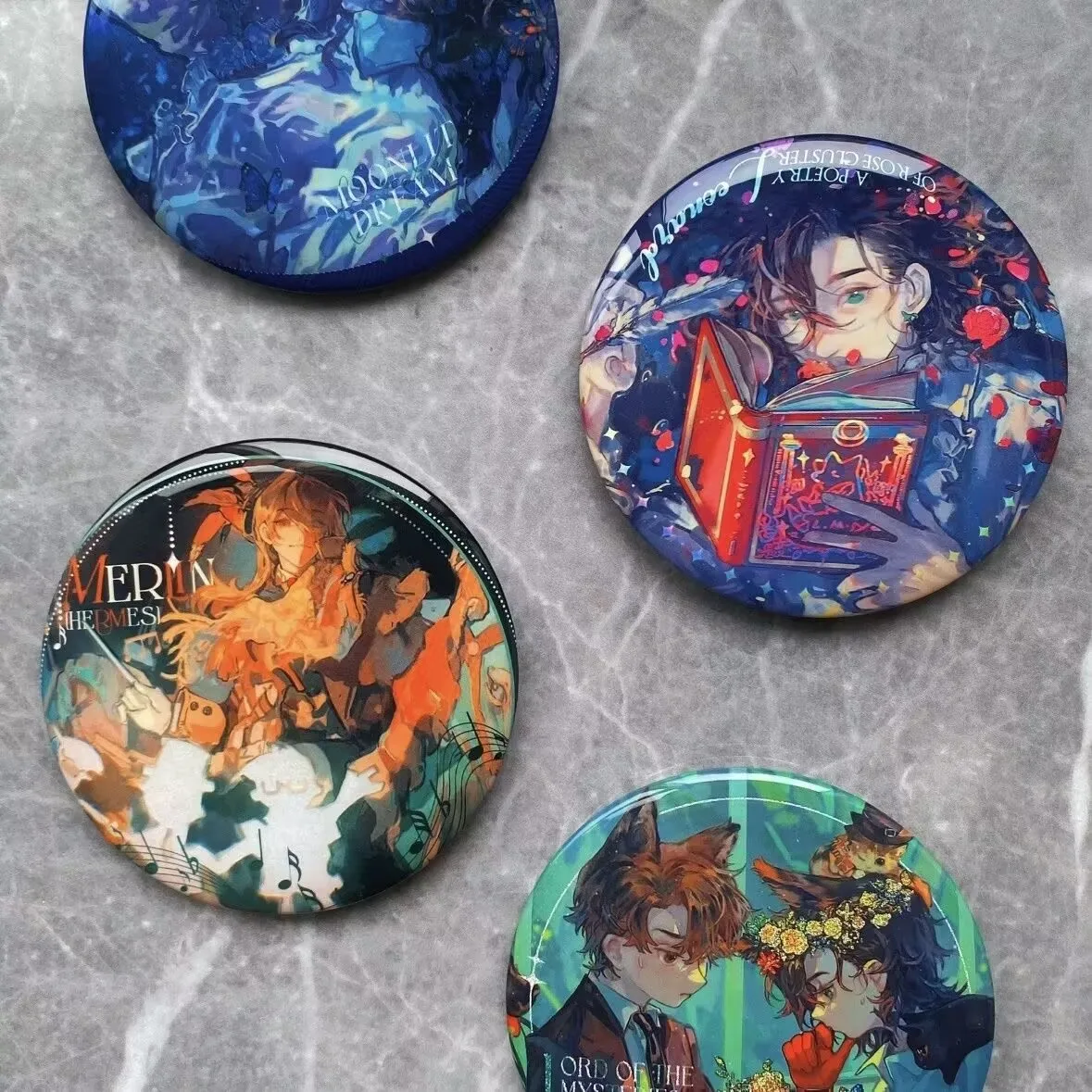 『ミステリアスマスター』バジ「水の月光の花、庭の夢のバラの花束」ブリキバジキビ周辺バッジブローチ