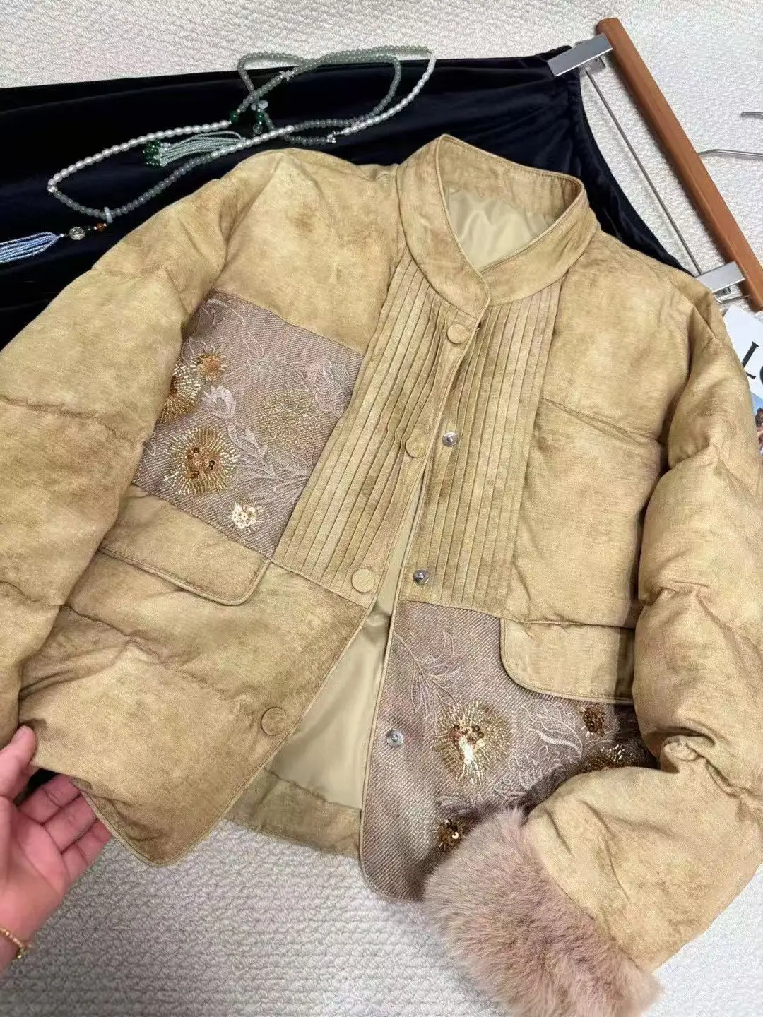 2025年冬の新作中華風婦人服 ビーズ付きリネンのおしゃれで暖かいダウンジャケット