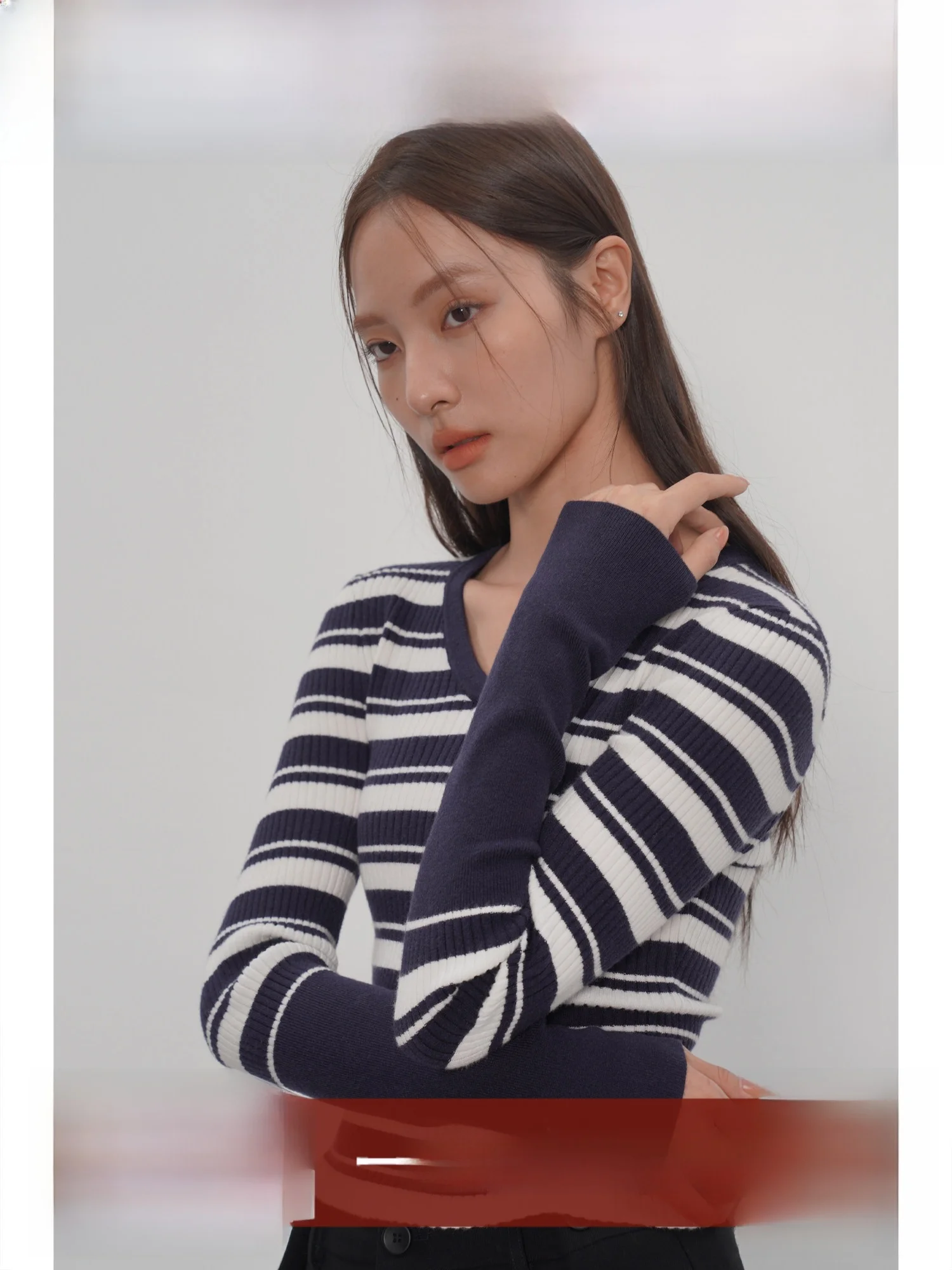 

EIGHTHMONTH Women's Slim Fit V-Ne Striped Knitted Base irt Long Sve Casual Sle Faionable Top for Autumn Season