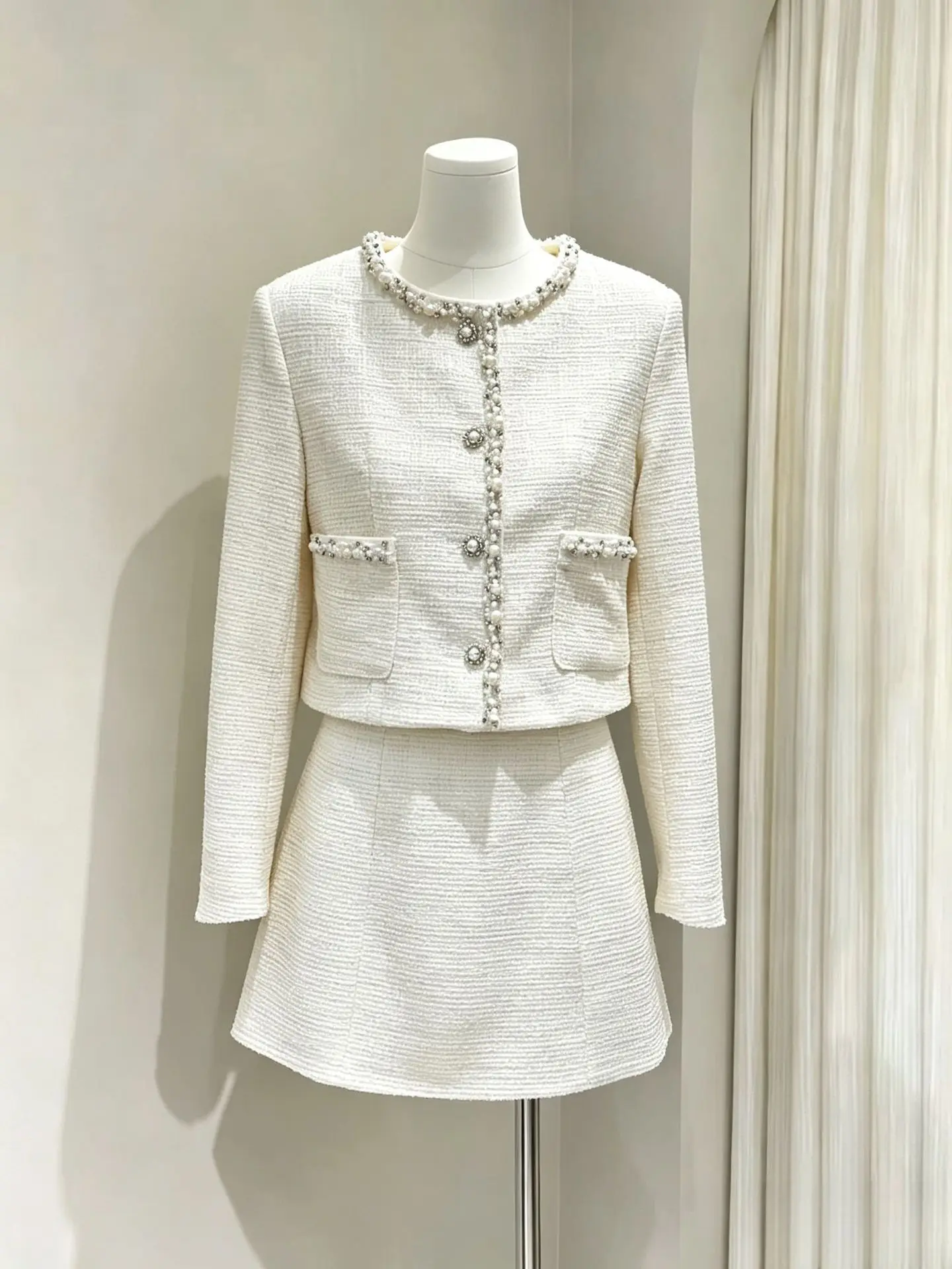 Conjunto de chaqueta de dos piezas de moda para mujer, vestido mini sin mangas con cuello redondo y detalles de diamantes, y chaqueta de un solo botón, ideal para el otoño.
