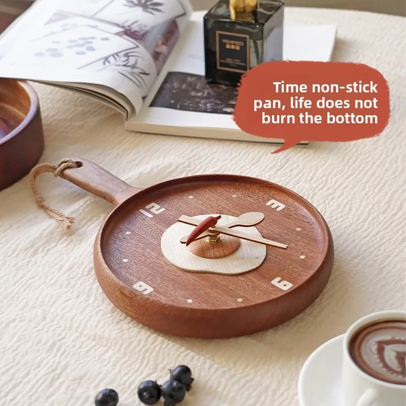 

Pan clock Solid wood pendulum clock Cute living room Dining room Decorative log Creative frying pan Silent wall clock