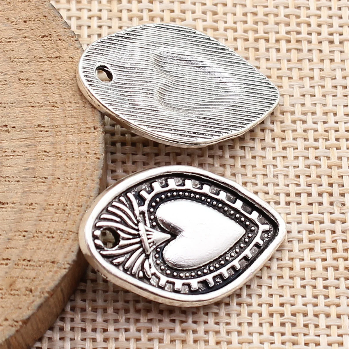 10Pcs/Lot Geometric Quadrilateral Metal Tag Glamour Retro Catholic Sacred Heart Pendant DIY Charms For Jewelry Crafts Making