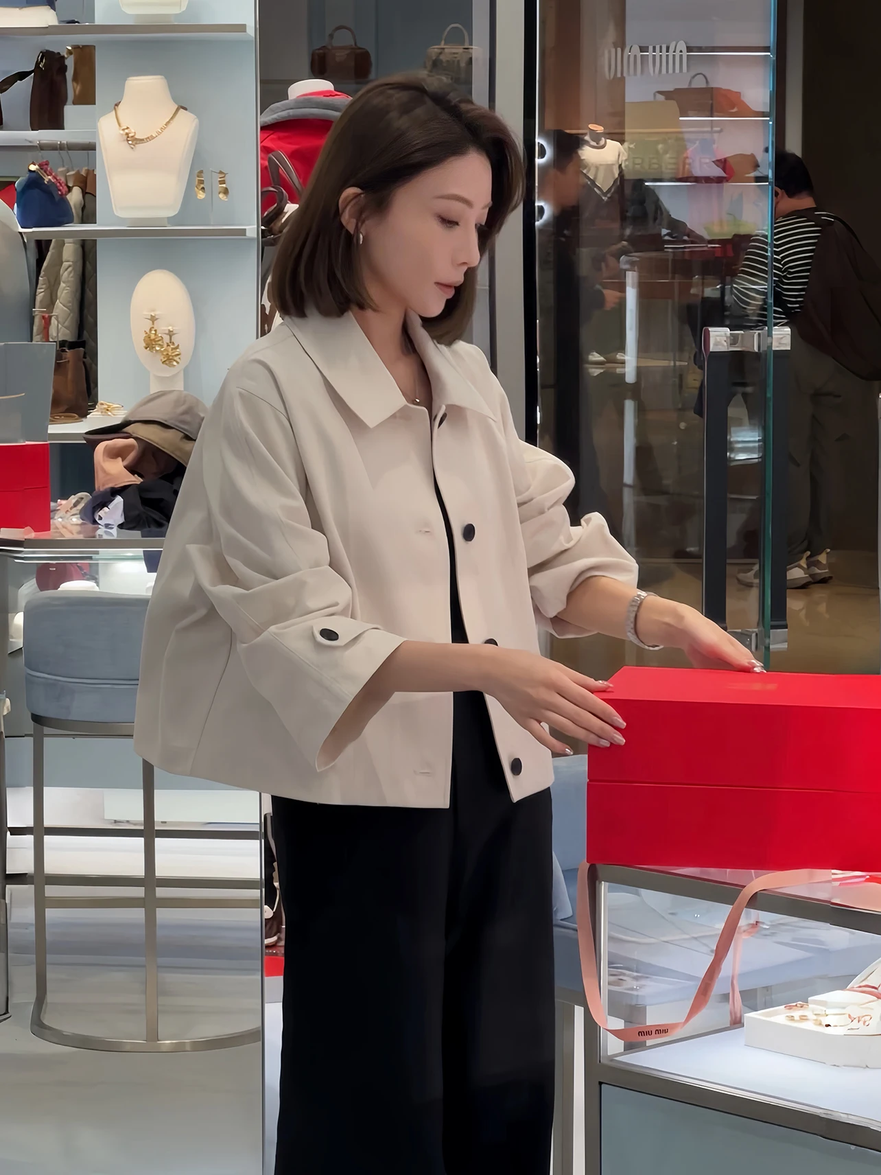 

Новая свободная короткая повседневная куртка Zhou Spring, кремовая верхняя одежда с отложным воротником, минималистичный стиль, женская модная куртка стандартного кроя