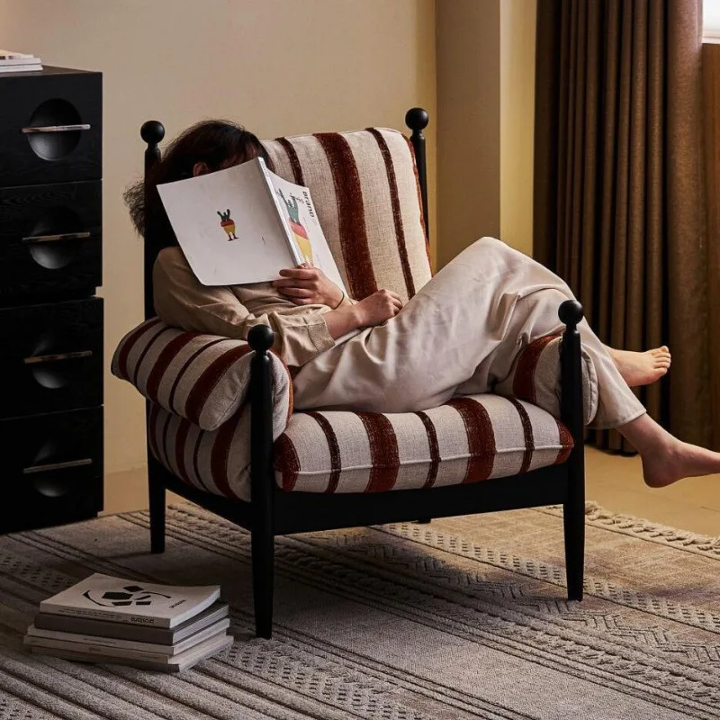 Lässiger Retro-Stuhl mit Rückenlehne