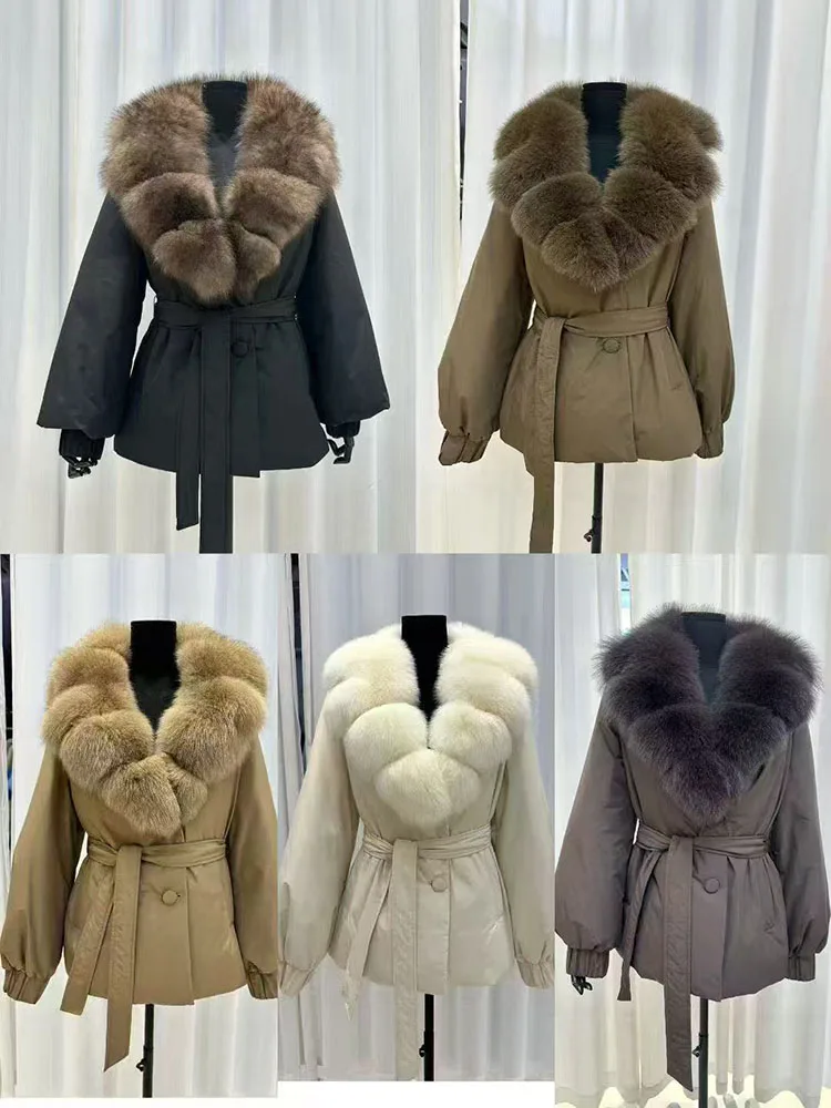 سترة شتوية جديدة لعام 2025 بياقة كبيرة من فرو الثعلب للنساء، معطف سميك عصري قصير برباط على الخصر