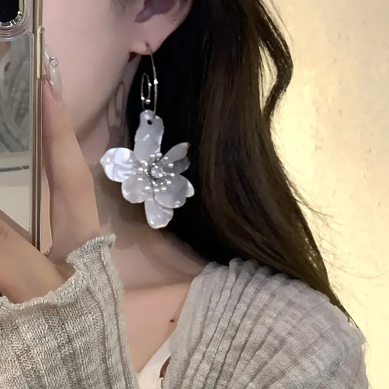 

Romantic French temperament, exaggerated design, high-end feeling, flower earrings, retro and fashionable piece earrings