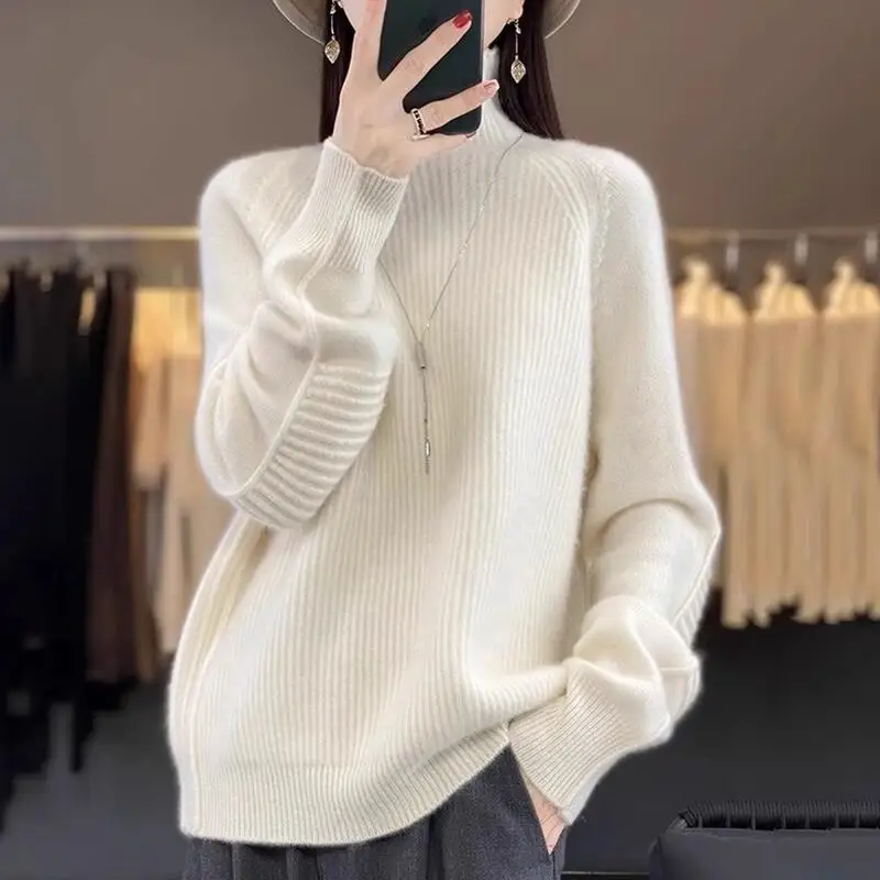Sweater setengah turtleneck wanita 2025 musim dingin baru, atasan rajutan longgar, kaos dalaman kasual simpel bertemperamen, pullover tebal
