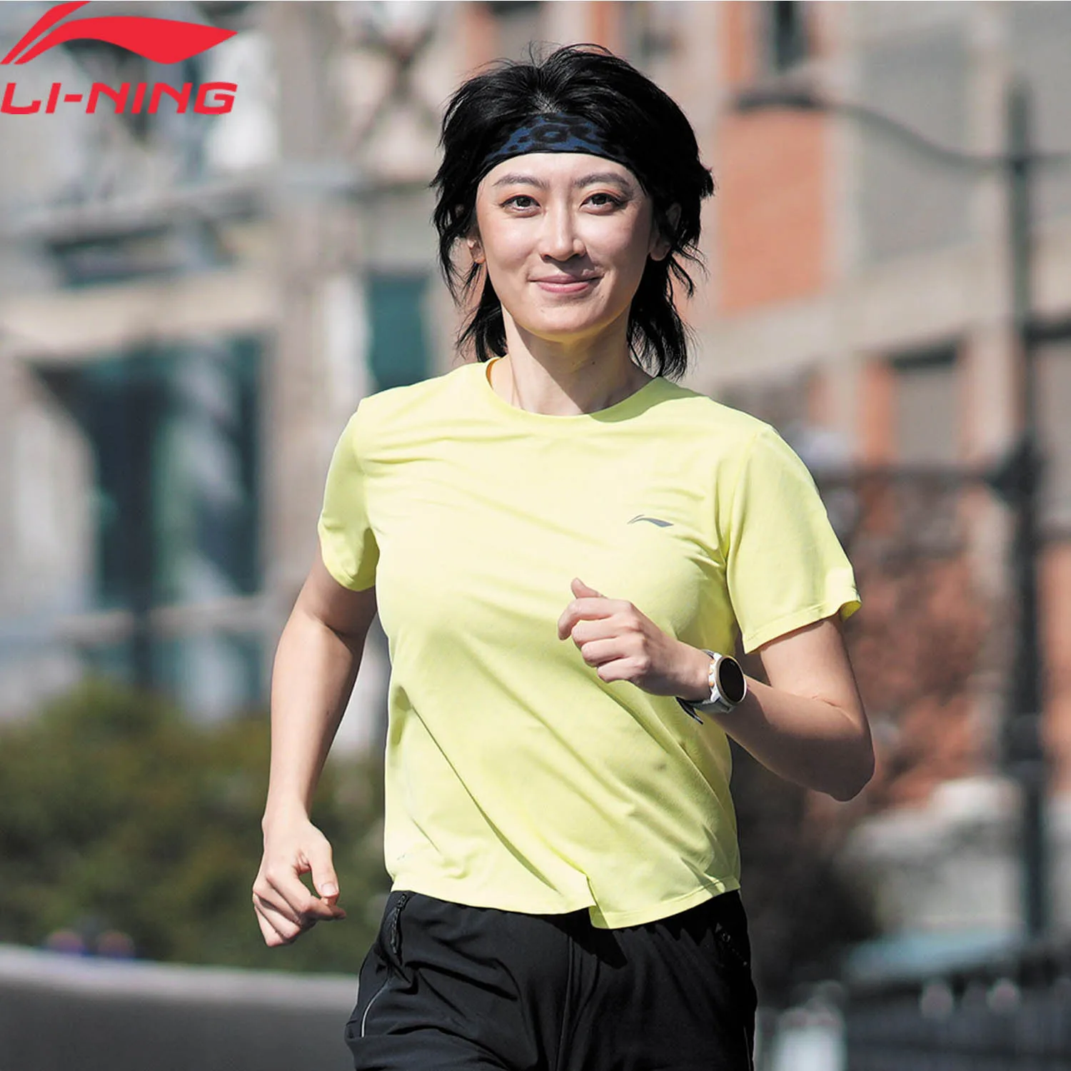 تي شيرت رياضي للسيدات للجري من Li-Ning في الهواء مقاس عادي 88% بوليستر 12% بطانة سباند قابلة للتنفس برقبة دائرية تي شيرت ATSU060