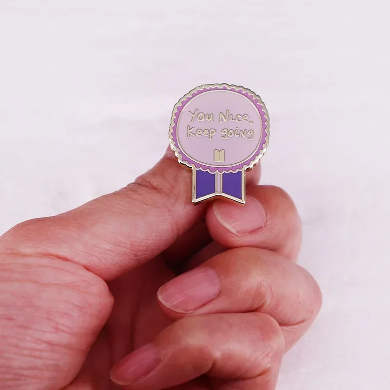 Broche BT21, médaille, badge, objets de collection commémoratifs de grande beauté, cadeau pour les meilleurs amis