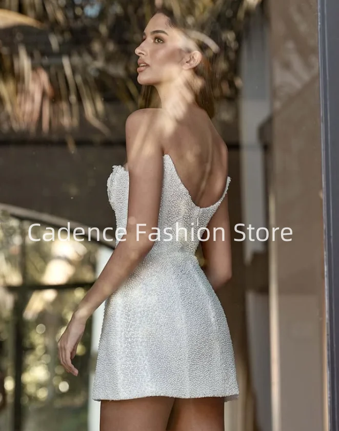 Maßgeschneiderte 2025, wunderschöne, sexy, trägerlose, kurze Brautkleider für Damen, glänzende Pailletten, Perlen, rückenfreie Brautkleider