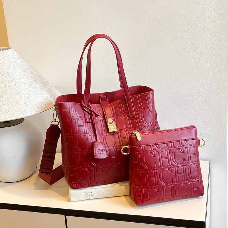 CH ​ 2025 Borsa tote in PU ritagliata da donna nuova con stampa di lettere Borsa a tracolla spaziosa con tracolla per pendolari invernali Chic Versatile ​