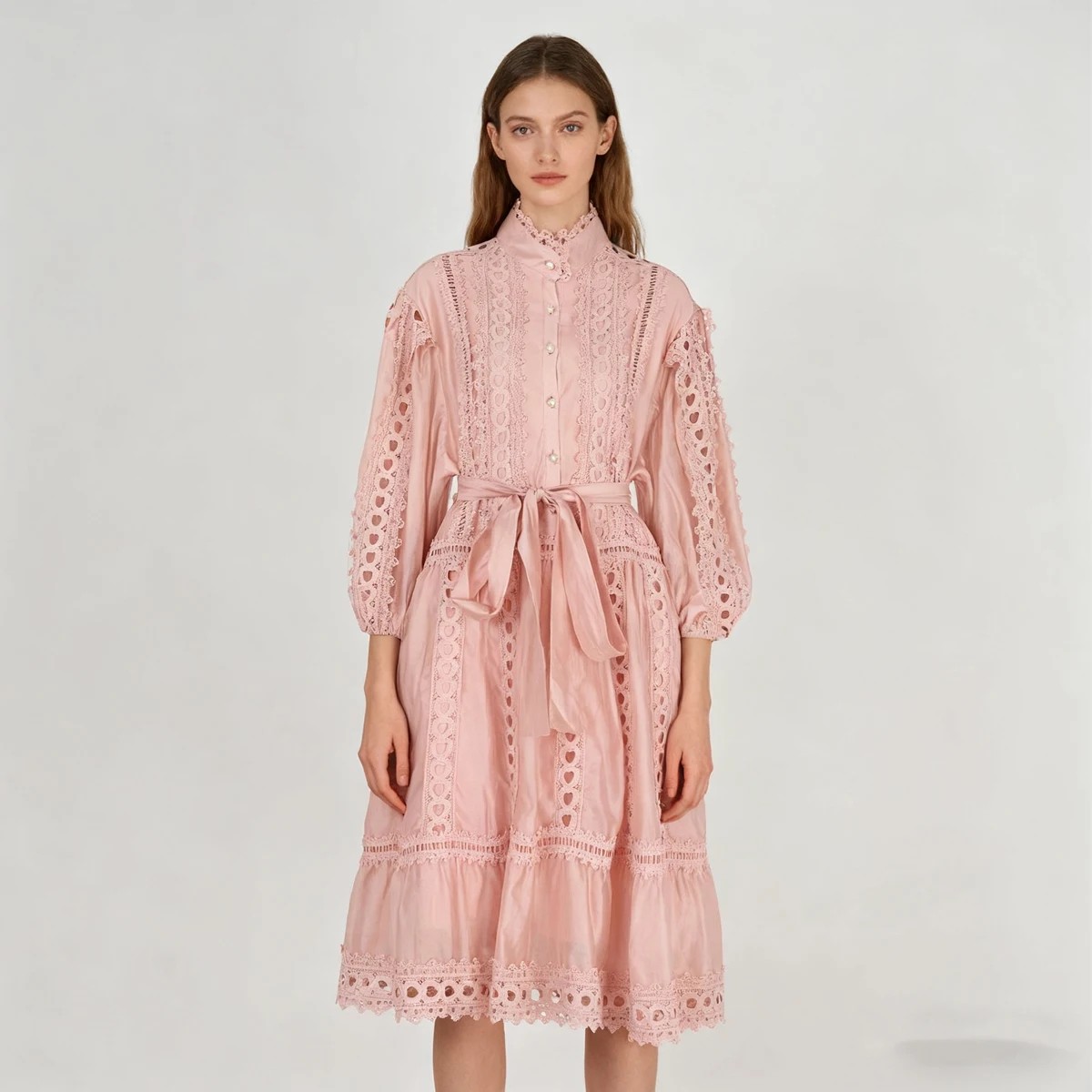 

Новое платье миди свободного кроя с ажурной отделкой и кружевом, однотонное, из полиэстера, с рукавами-фонариками и застежкой на пуговицах.