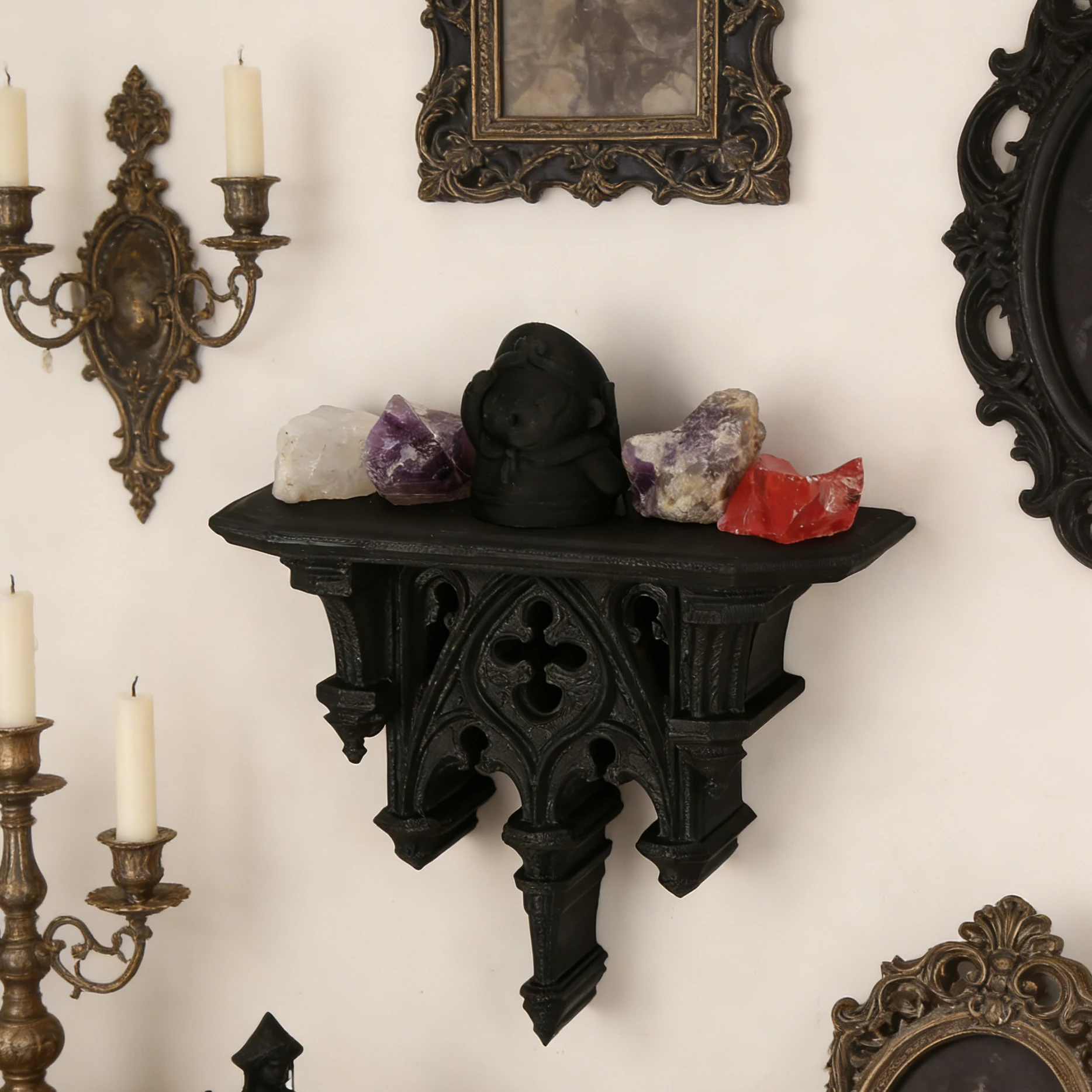 Grenzüberschreitendes dunkles Gothic-Kirchen-Wandregal mit Quatrefoil-Muster für Retro-Wanddekoration und Aufbewahrung im personalisierten Stil