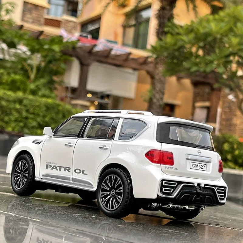 

Nissan Patrol Alloy Car Model 1:24 Diecast Metal Toy Off-road Vehicles Car Model Simulation Sound Light Collection Toy Gift
