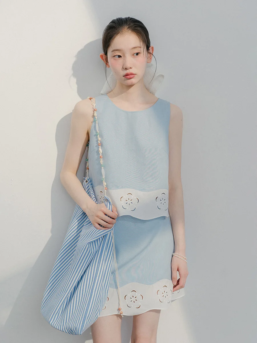 

Комплект из жилета и юбки Bluwhite: светло-голубой, с вышивкой, ажурными вставками и пэчворком, свободный крой, для женщин, для повседневной носки, цветной