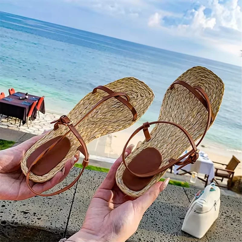 Scarpe con paglia: idee di outfit estivi
