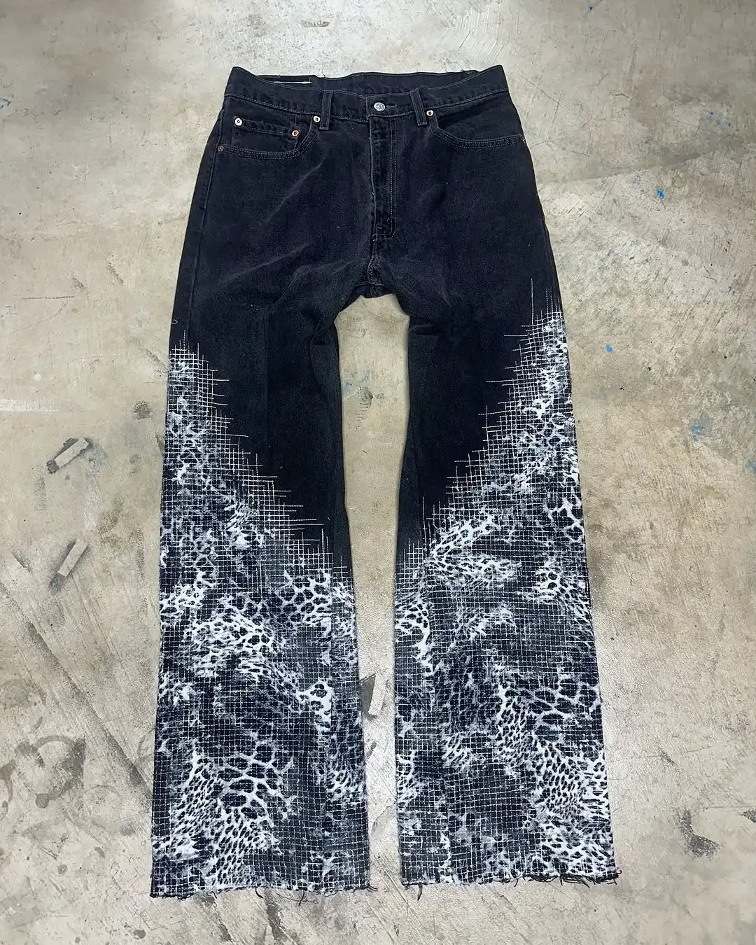 2025 New Unique Design Line Cross Torn Scratched Shabby Tassel Decorative Foot Print Washing Jeans Men's Trendy Street Clothing